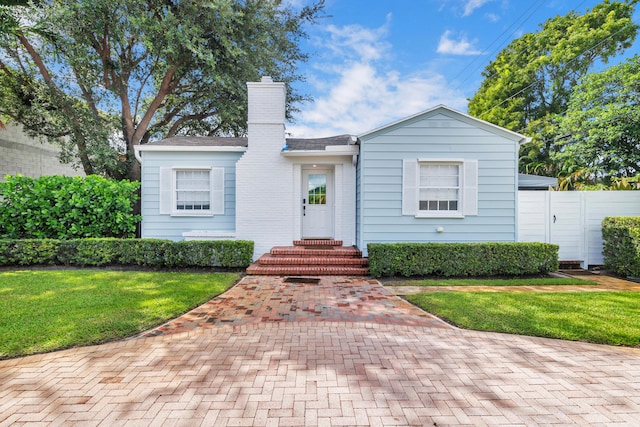 view of front facade featuring a front yard