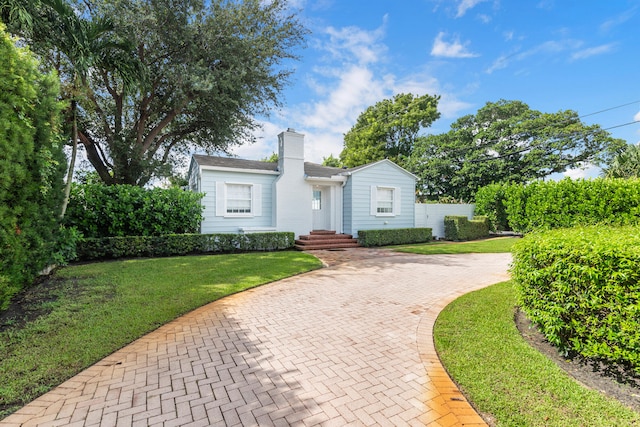 view of front of property featuring a front lawn