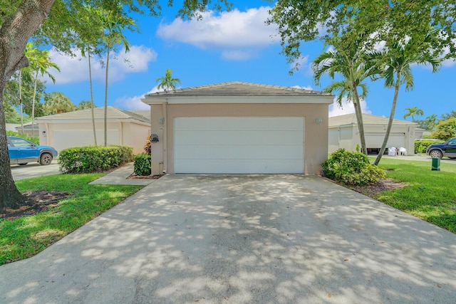 view of front of property featuring a front lawn