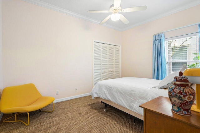 carpeted bedroom featuring ceiling fan, a closet, and crown molding