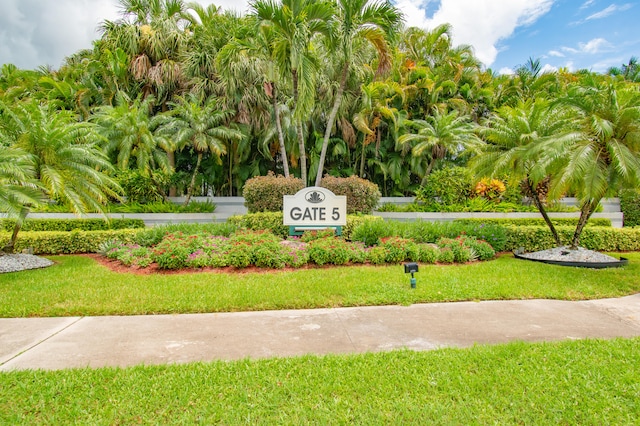 community sign with a lawn