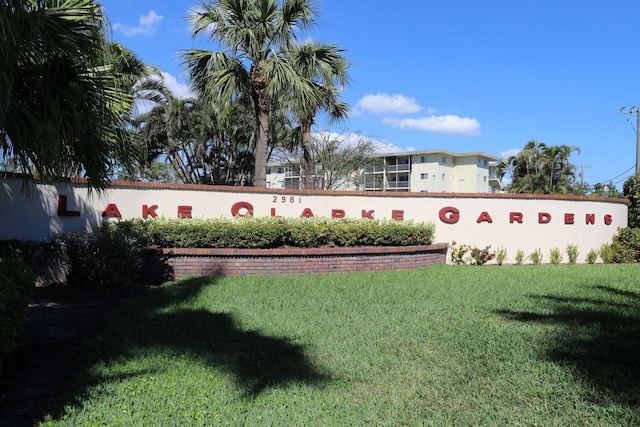 community sign featuring a yard