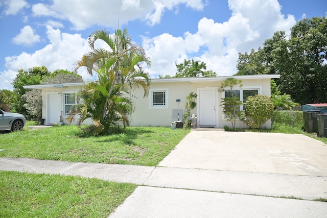 view of front facade featuring a front yard