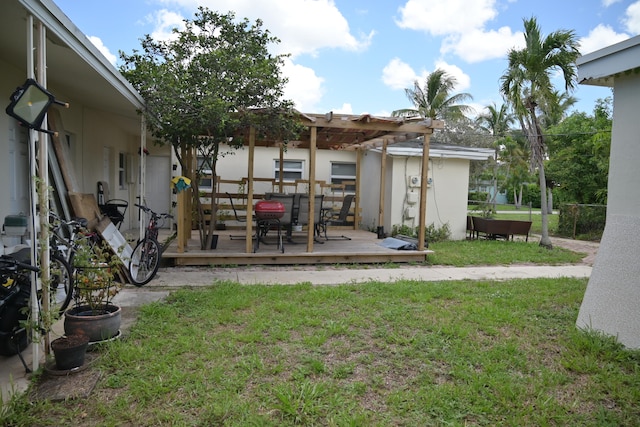 view of yard with a pergola