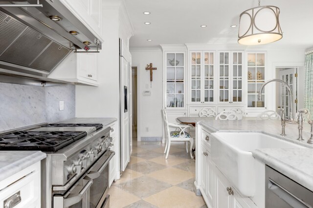 kitchen featuring sink, white cabinets, an island with sink, and high end appliances