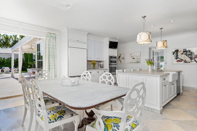 dining space featuring recessed lighting, baseboards, and ornamental molding