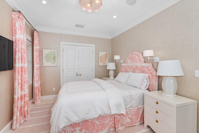 bedroom featuring a closet, visible vents, baseboards, and ornamental molding