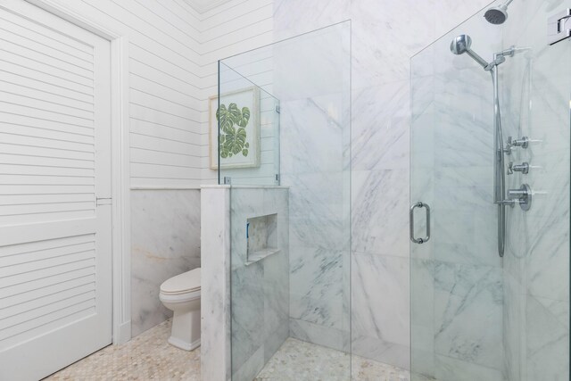 full bathroom with shower / bath combination with glass door, crown molding, tile patterned floors, toilet, and vanity