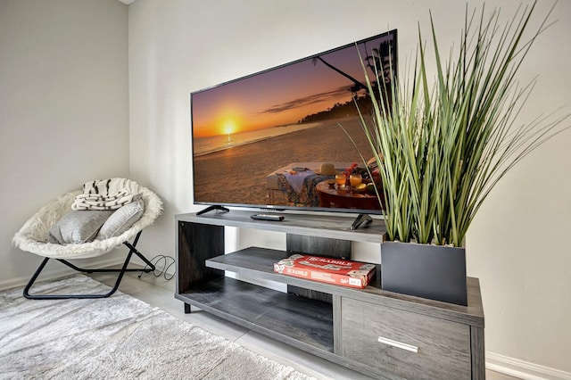 630 S Sapodilla Ave Unit 223, West Palm Beach, FL 33401 - sitting room with baseboards