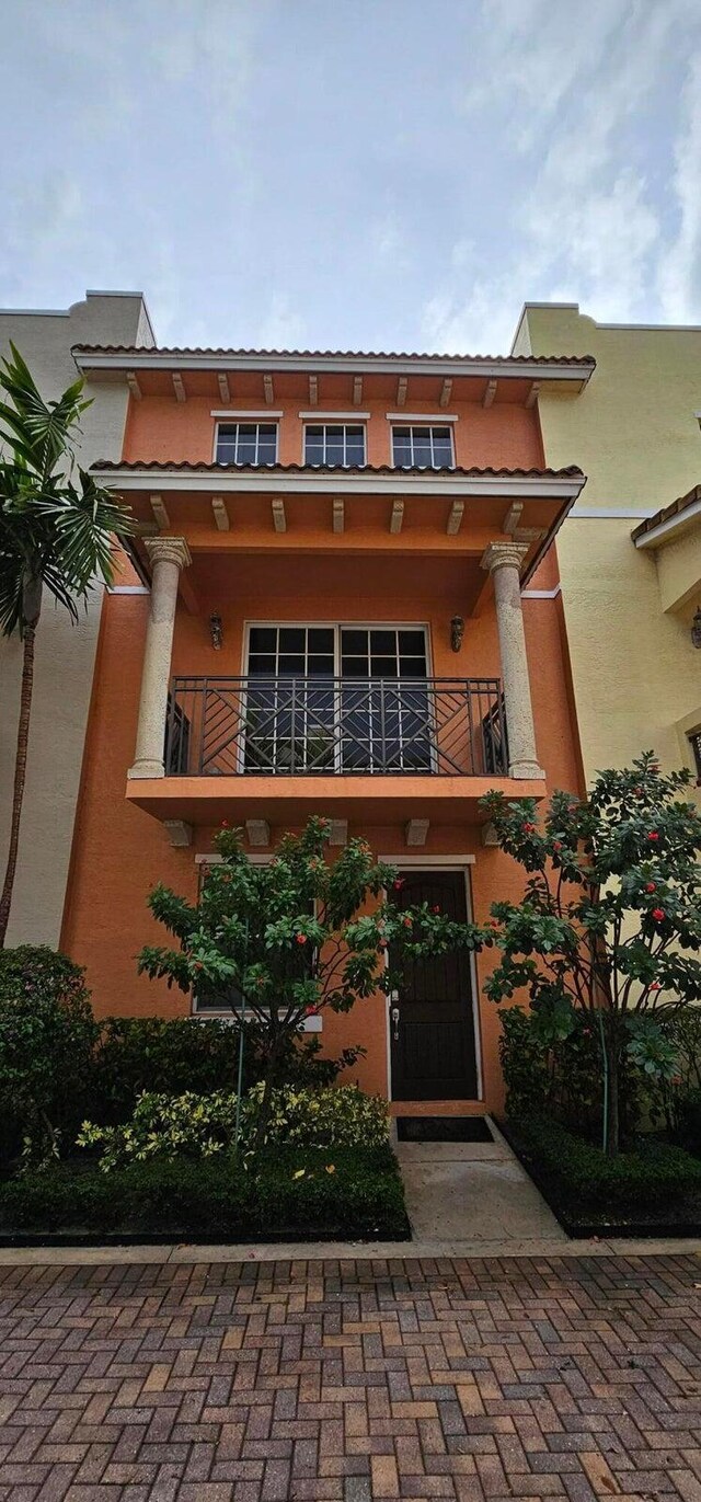 view of front of house with a balcony