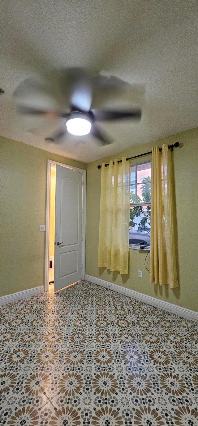 empty room with ceiling fan