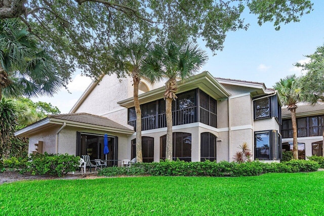 view of front of property featuring a front lawn