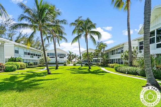 view of property's community featuring a lawn