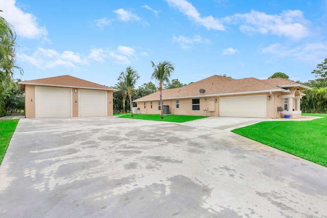 view of front of house featuring a front lawn