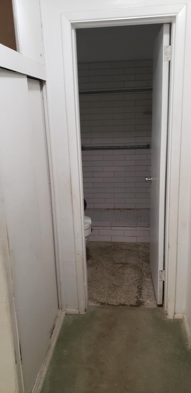 bathroom featuring unfinished concrete floors
