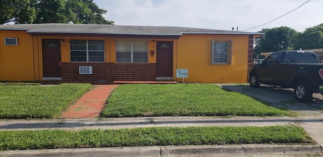 view of front of house with a front lawn