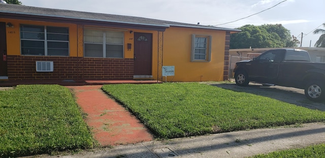view of front of home with a front lawn and brick siding