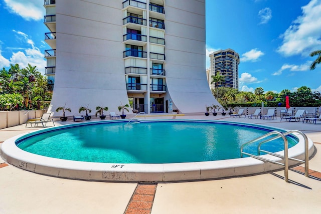 view of swimming pool