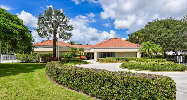 view of front of house with a front yard