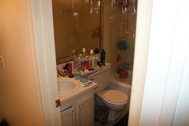 full bathroom with toilet, vanity, and tiled shower / bath