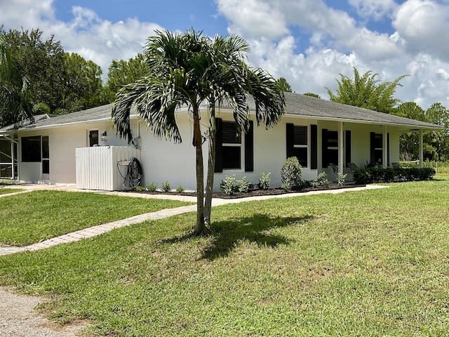 ranch-style house featuring a front yard