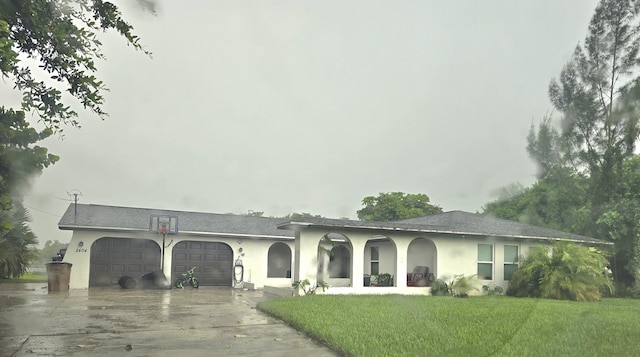 ranch-style house featuring a front lawn and a garage