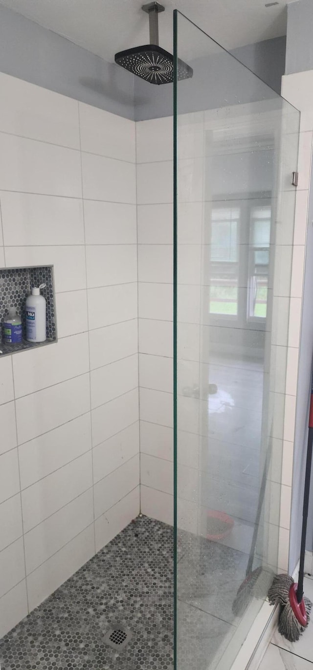 bathroom featuring tiled shower