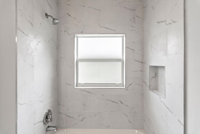 bathroom with tiled shower / bath combo