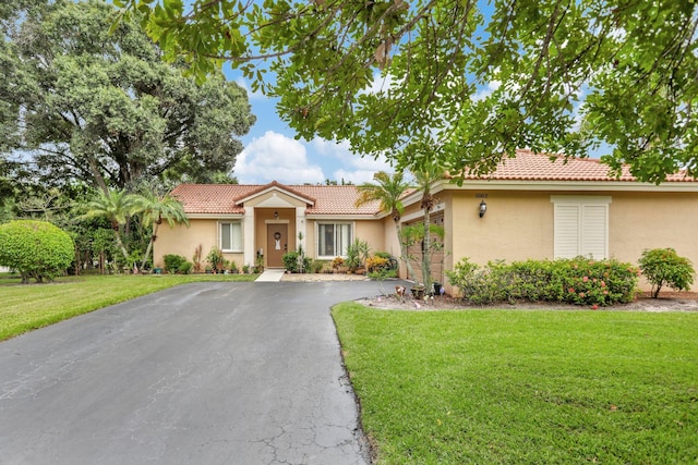 view of front of property featuring a front lawn