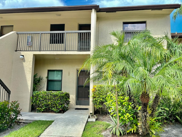 view of front of house with a balcony