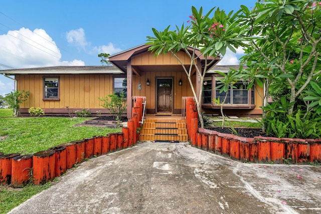 view of front of home with a front lawn