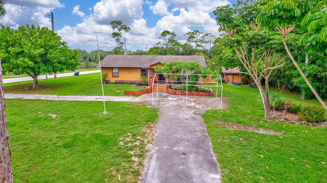 view of front of house featuring a front yard