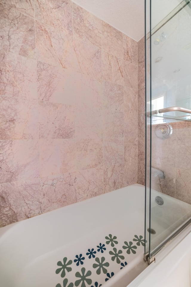 bathroom with tiled shower / bath