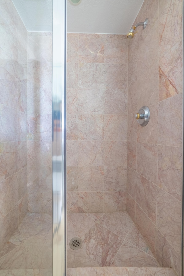 bathroom featuring tiled shower