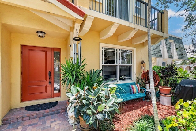 property entrance featuring a balcony