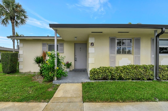 view of front of home featuring a front yard