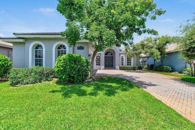 view of front of property with a front yard