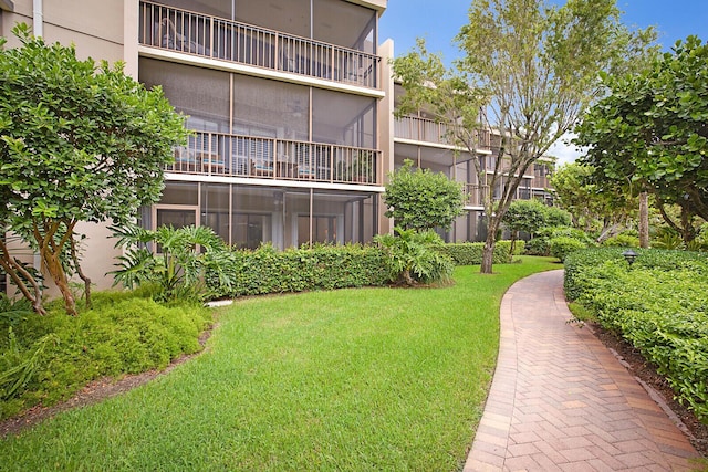 view of property's community featuring a lawn