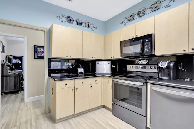 kitchen featuring decorative backsplash, light hardwood / wood-style flooring, stainless steel appliances, and cream cabinetry