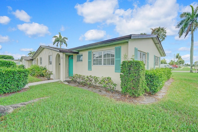 single story home with a front lawn