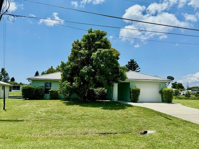 view of front facade featuring a front yard and a garage