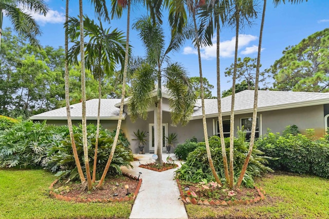 view of front facade featuring a front lawn