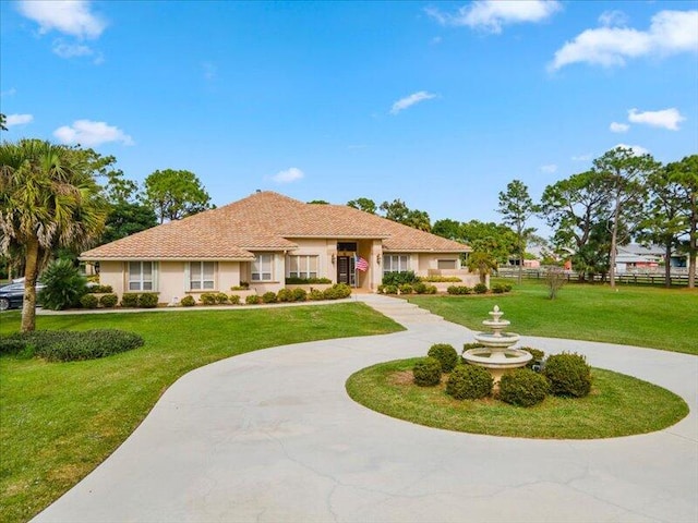 view of front of house featuring a front yard