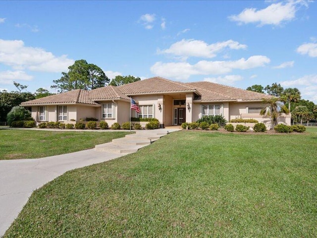 view of front of house featuring a front lawn