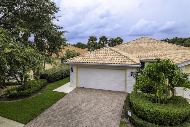 view of front facade featuring a garage