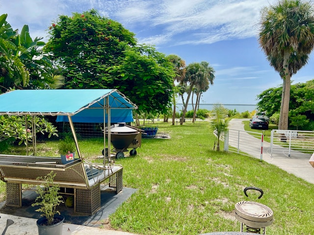 view of yard featuring a water view