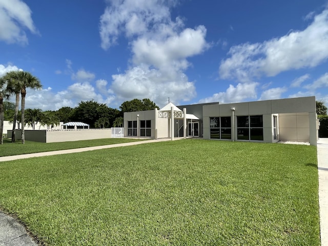 view of front of property featuring a front yard