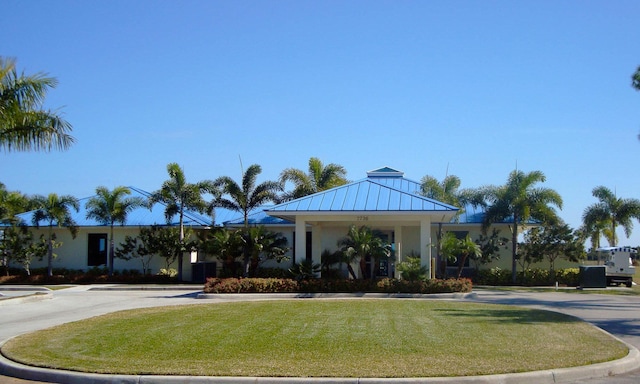 view of front facade featuring a front lawn