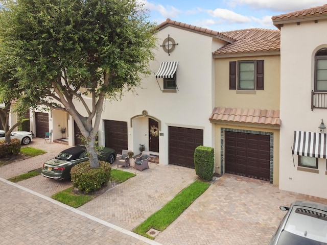 view of front facade featuring a garage