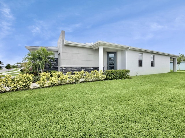 view of front of house featuring a front lawn